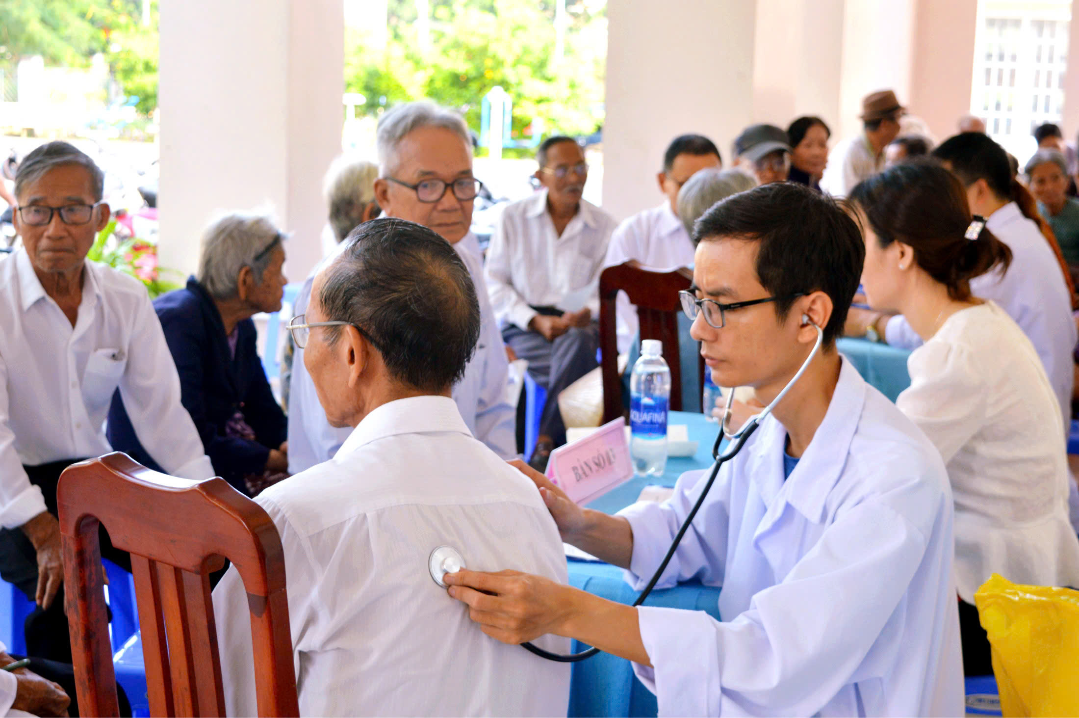 Chương trình Vật lý trị liệu miễn phí của công ty VINASUKE cho cộng đồng, có mời các bác sĩ Nhật Bản
