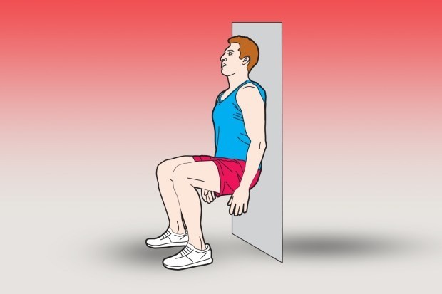 Bài tập ngồi dựa lưng vào tường giúp giảm huyết áp